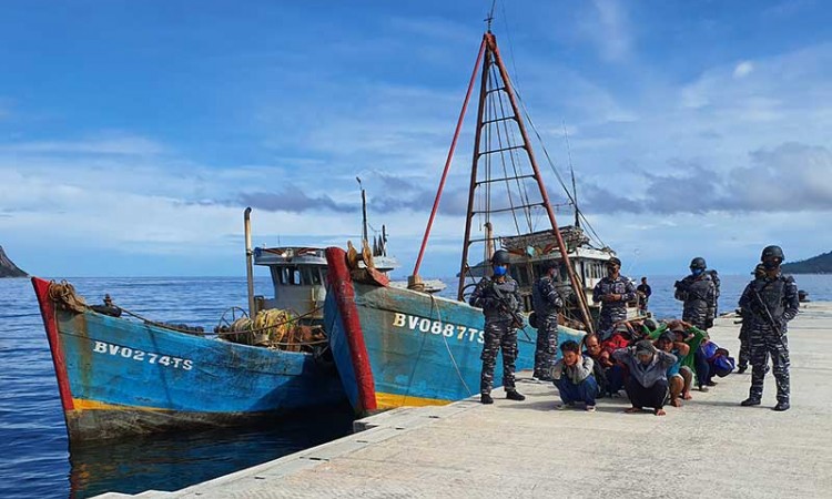 KRI Yos Sudarso-353 Tangkap Dua Kapal Ikan Asing Vietman di Perairan Pulau Sekatung