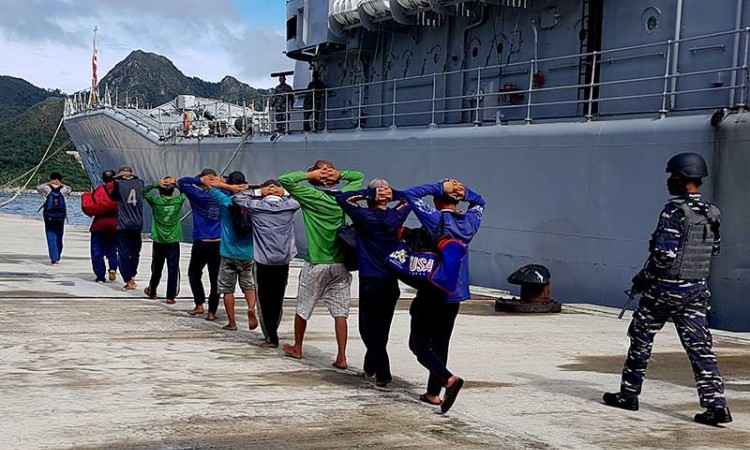 KRI Yos Sudarso-353 Tangkap Dua Kapal Ikan Asing Vietman di Perairan Pulau Sekatung