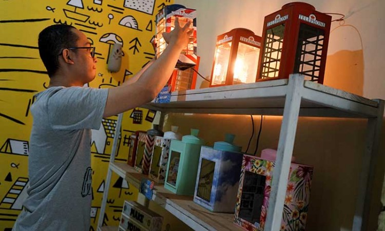 Perajin di Yogyakarta, Sulap Kaleng Kerupuk Jadi Lampu Dekorasi Cafe