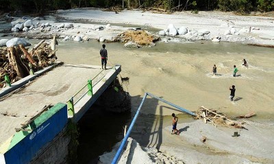 Pengungsi Banjir Bandang Luwu Utara Terpaksa Sebrangi Sungai Untuk Mengambil Bantuan
