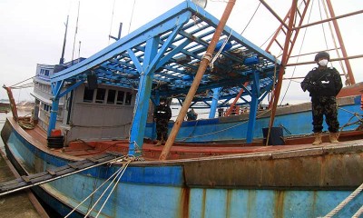 Menteri Kelautan dan Perikanan Edhy Prabowo Tinjau Kapal Ikan Asing Ilegal Yang Tertangkap