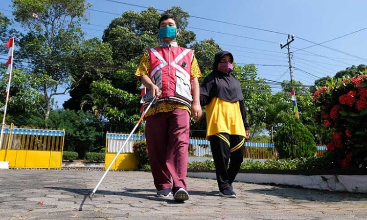 PPSDSN Penganthi Membuat Rompi dan Tongkat Canggih Untuk Membantu Tuna Netra