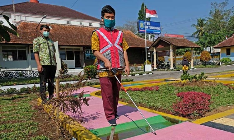 PPSDSN Penganthi Membuat Rompi dan Tongkat Canggih Untuk Membantu Tuna Netra