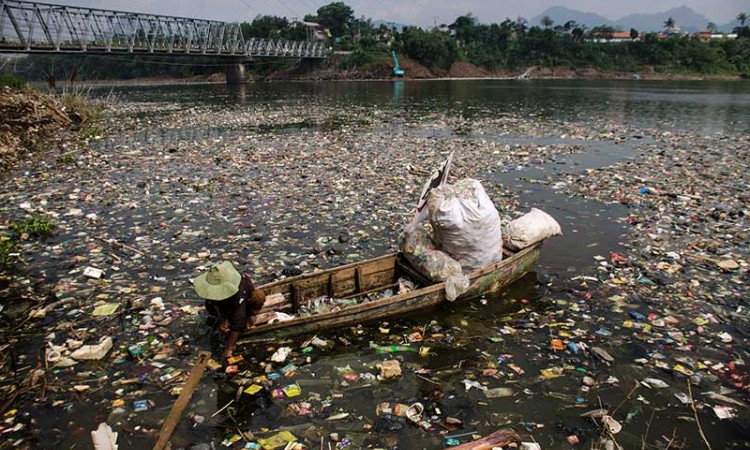 Sungai Citarum Kembali Dipenuhi Sampah Kiriman Dari Bandung