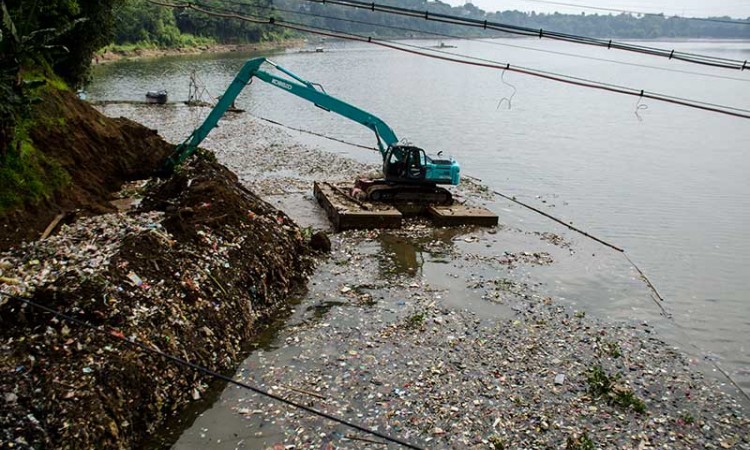 Sungai Citarum Kembali Dipenuhi Sampah Kiriman Dari Bandung