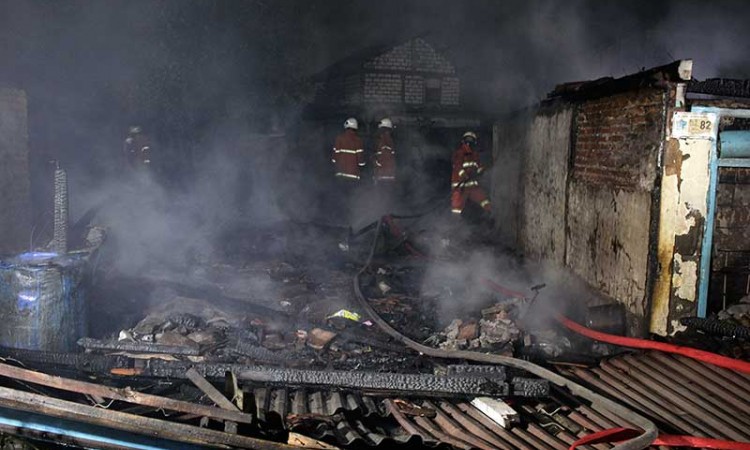 Kebakaran di Surabaya Hanguskan Tujuh Rumah Warga