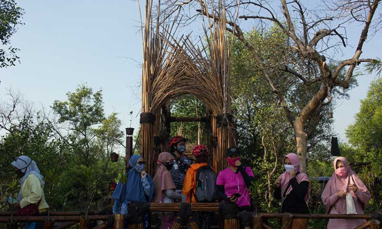 Pemkot Surabaya Bangun Taman Dengan Manfaatkan Barang Bekas