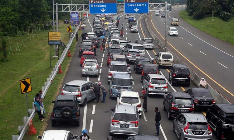 Jalanan Menuju Puncak Bogor Kembali Macet Setelah PSBB Dicabut