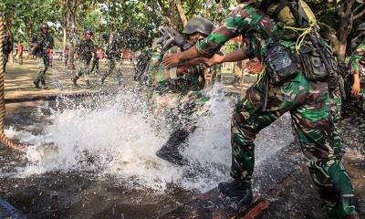  Prajurit Marinir Ikuti Lomba Ketangkasan Halang Rintang di Jawa Timur