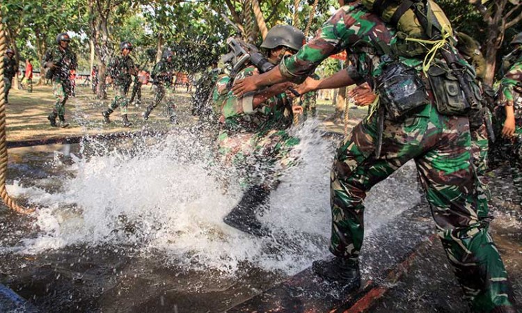  Prajurit Marinir Ikuti Lomba Ketangkasan Halang Rintang di Jawa Timur