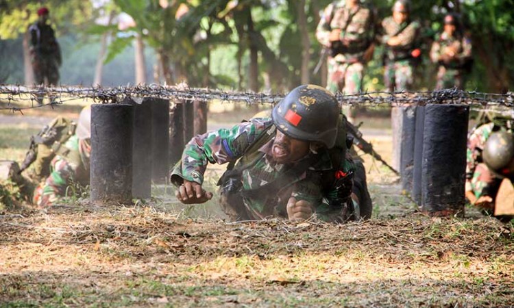  Prajurit Marinir Ikuti Lomba Ketangkasan Halang Rintang di Jawa Timur