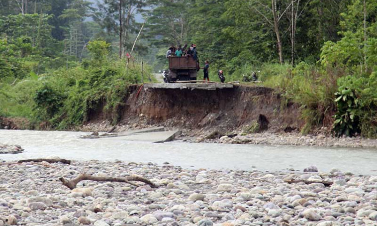 Jalan Trans Papua Terputus Karena Banjir, Warga Kesulitan Bahan Kebutuhan Pokok