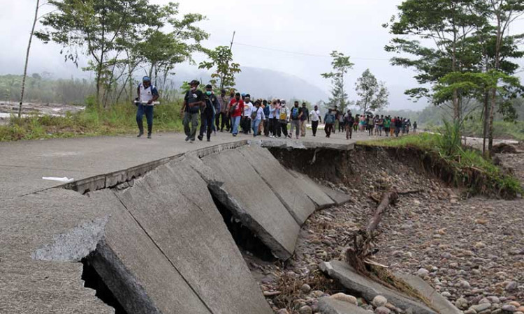 Jalan Trans Papua Terputus Karena Banjir, Warga Kesulitan Bahan Kebutuhan Pokok