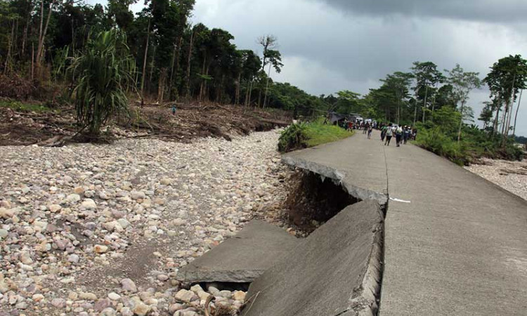 Jalan Trans Papua Terputus Karena Banjir, Warga Kesulitan Bahan Kebutuhan Pokok