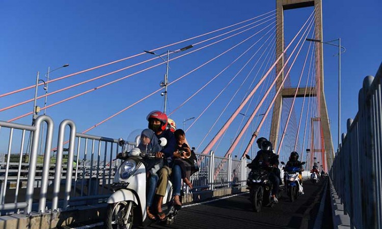 Jembatan Suramadu Dipadati Pemudik Bermotor Yang Menuju Madura