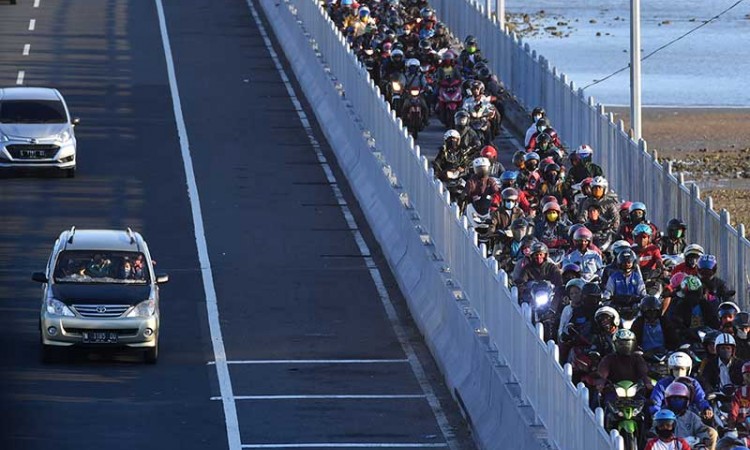 Jembatan Suramadu Dipadati Pemudik Bermotor Yang Menuju Madura