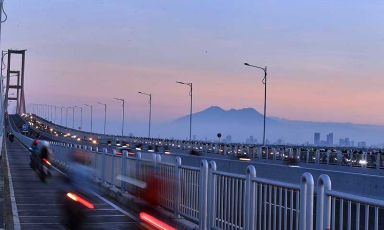 Jembatan Suramadu Dipadati Pemudik Bermotor Yang Menuju Madura