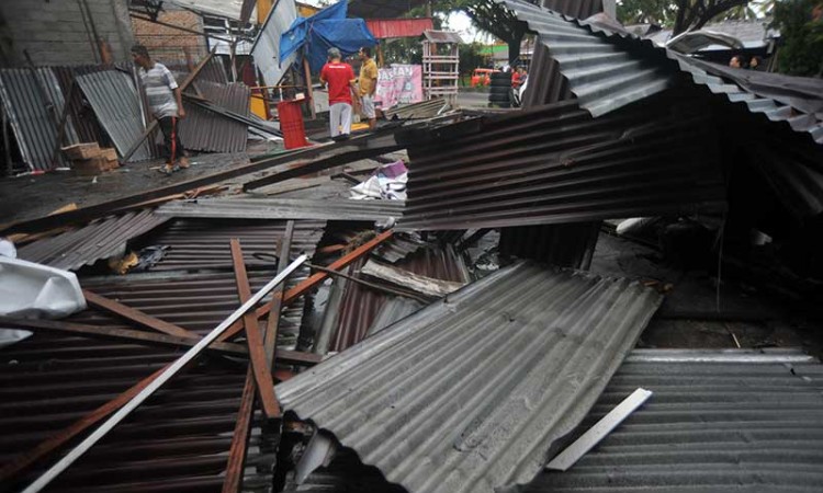 Angin Puting Beliung di Padang Hancurkan Puluhan Rumah