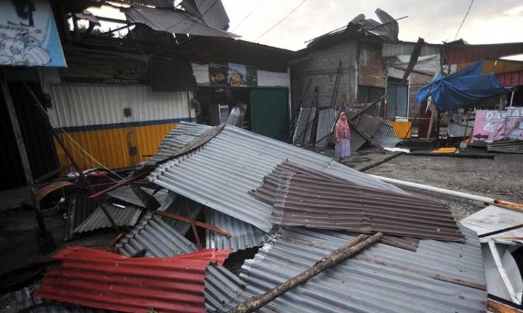 Angin Puting Beliung di Padang Hancurkan Puluhan Rumah