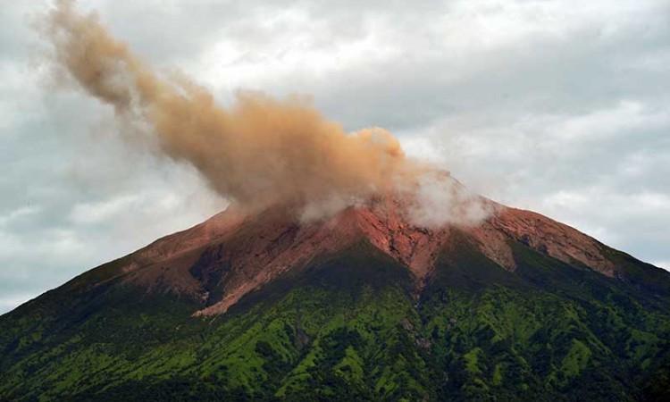 Gunung Kerinci Mengembuskan Gas dan Material