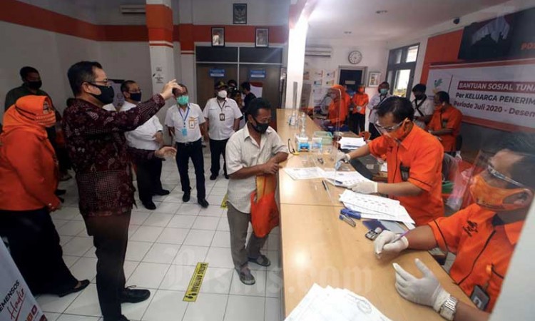 Mensos Juliari P Batubara Tinjau Penyaluran Bansos Tunai Gelombang II di Jawa Barat