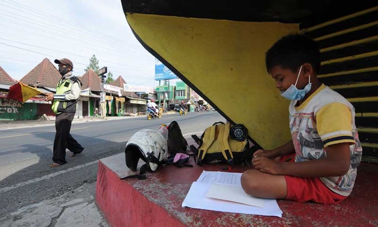Pandemi Covid-19 Membuat Anak SD di Boyolali Jawa Tengah Belajar di Pinggir Jalan
