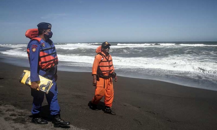 Tujuh Wisatawan Hilang Terseret Ombak di Pantai Goa Cemara Bantul