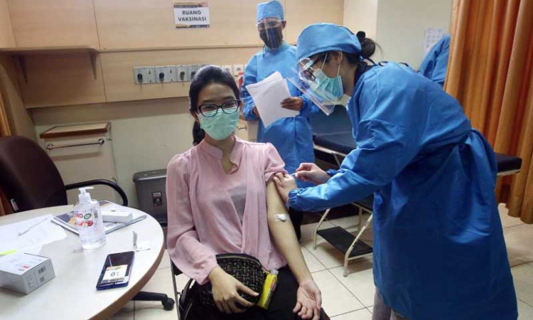 Tenaga Kesehatan Gelar Simulasi Uji Klinis Vaksin Covid-19 di Jawa Barat