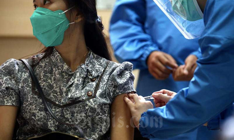 Tenaga Kesehatan Gelar Simulasi Uji Klinis Vaksin Covid-19 di Jawa Barat