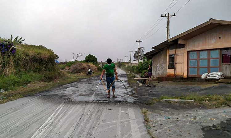 Warga Bersihkan Jalan Yang Tertutup Abu Vulkanik Pasca Erupsi Gunung Sinabung