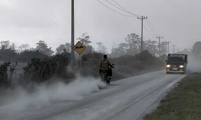 Warga Bersihkan Jalan Yang Tertutup Abu Vulkanik Pasca Erupsi Gunung Sinabung