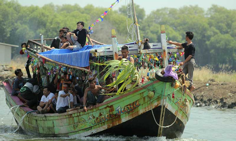 Nelayan di Jawa Barat Gelar Tradisi Nadran Nelayan Rajungan