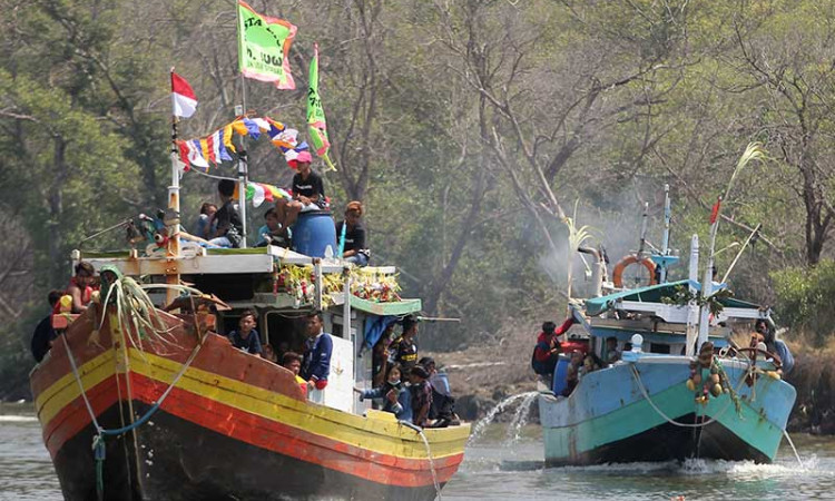 Nelayan di Jawa Barat Gelar Tradisi Nadran Nelayan Rajungan