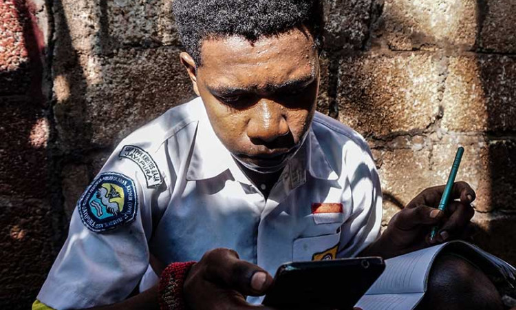 Pelajar di Papua Wajib Menggunakan Seragam saat Mengikuti Pembelajaran Secara Daring