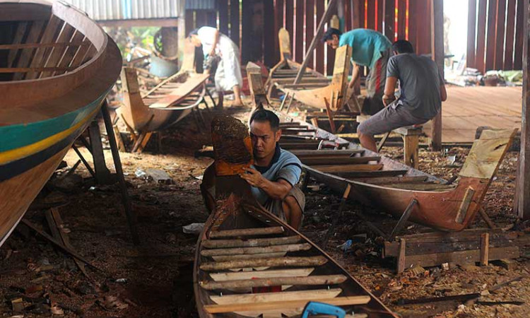 Melihat Lebih Dekat Pembuatan Perahu Tradisional di Kalimatan Selatan