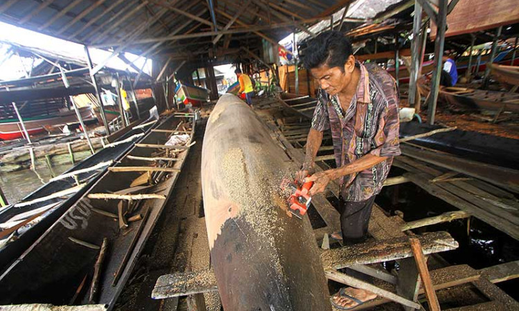 Melihat Lebih Dekat Pembuatan Perahu Tradisional di Kalimatan Selatan