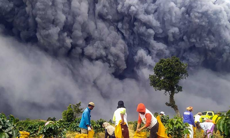 Gunung Sinabung Kembali Erupsi, Sejumlah Daerah Terjadi Hujan Abu Vulkanik