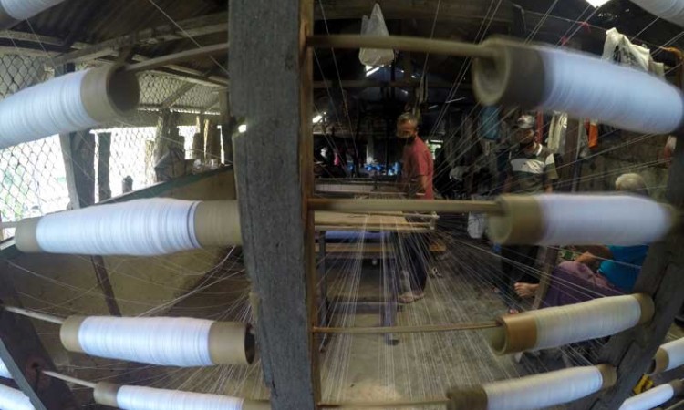 Industri Tenun Silungkang di Sumatra Barat Kembali Produksi Setelah Berhenti Akibat Covid-19