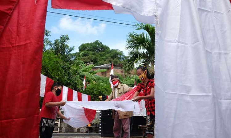 Menyambut HUT Ke-75 Indonesia, Anak Sekolah di Solo Gelar Aksi Cuci Bendera Merah Putih