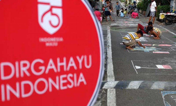 Sambut HUT Ke-75 RI, Sejumlah Anak di Solo Melukis di Aspal Jalan