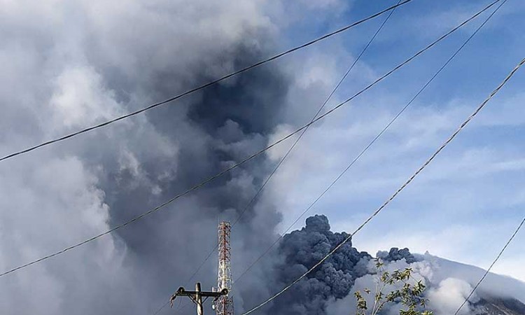 Gunung Sinabung Kembali Erupsi, PVMBG Minta Masyarakat Tidak Berkativitas di Daerah Yang Telah Direlokasi