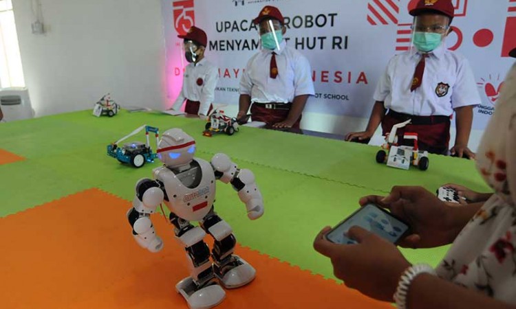 Siswa Bersama Robot Buatannya Ikuti Upacara Bendera Sambut HUT Ke-75 Republik Indonesia