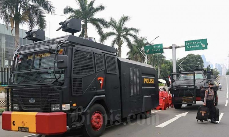 Polisi Hadang Demonstran Yang Akan Menuju DPR saat Sidang Tahunan MPR