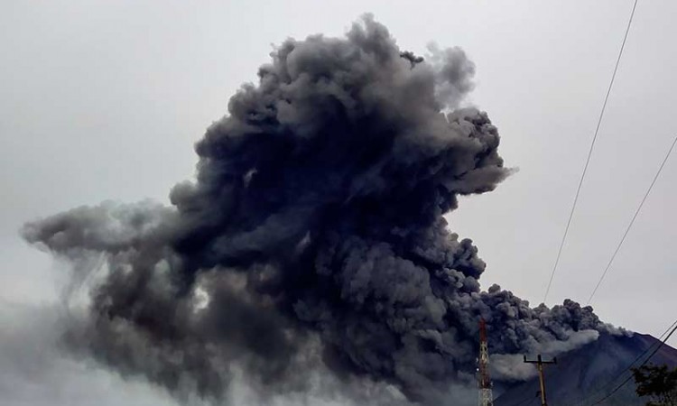 Gunung Sinabung Kembali Erupsi Dengan Ketinggian Kolom Abu Mencapai 4.200 Meter