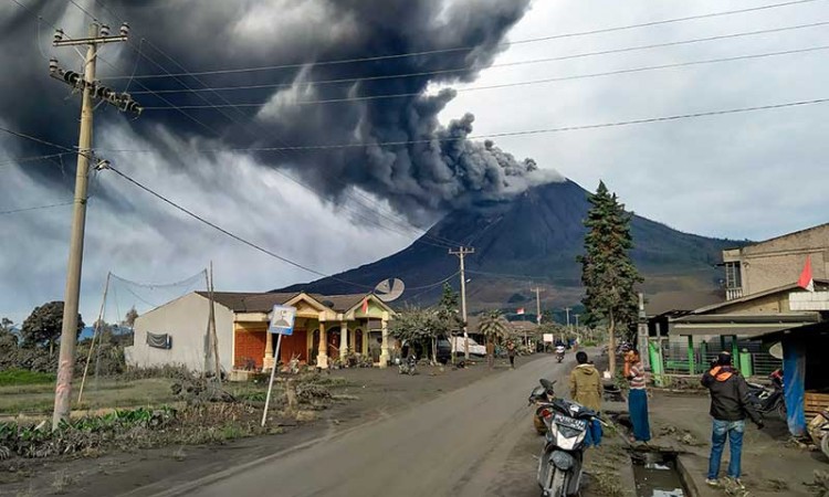 Gunung Sinabung Kembali Erupsi Dengan Ketinggian Kolom Abu Mencapai 4.200 Meter