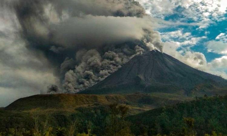 Gunung Sinabung Kembali Erupsi Dengan Ketinggian Kolom Abu Mencapai 4.200 Meter