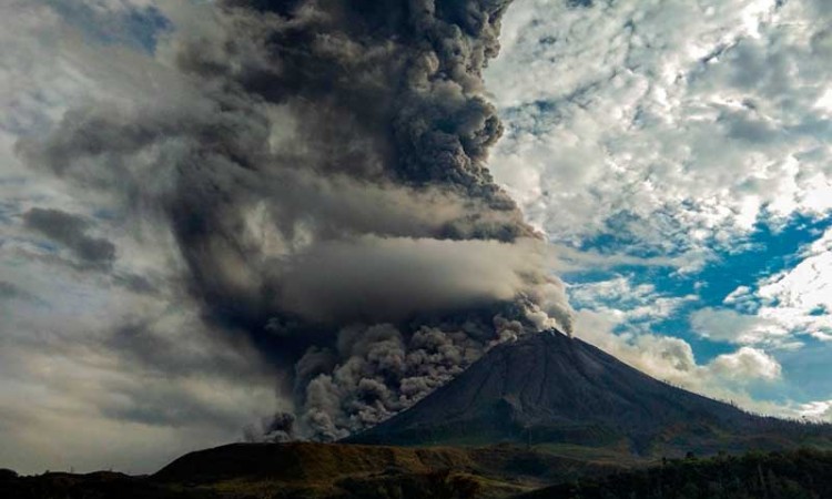 Gunung Sinabung Kembali Erupsi Dengan Ketinggian Kolom Abu Mencapai 4.200 Meter