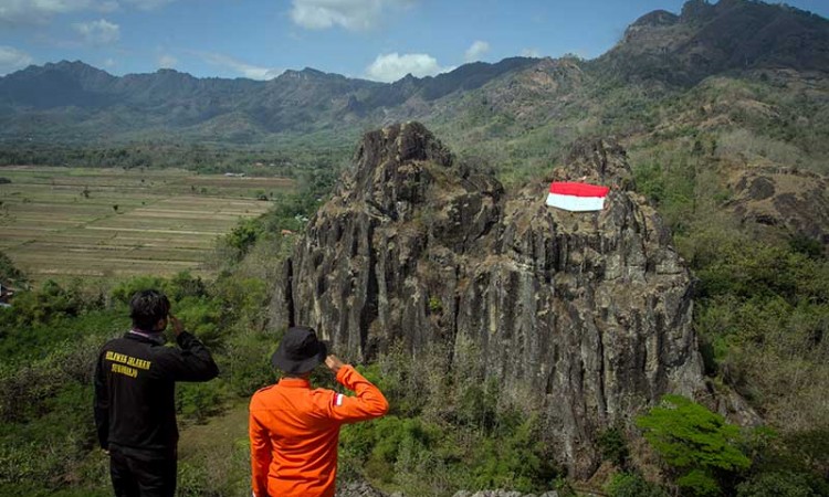 Tim Sar Sukoharjo Jawa Tengah Kibarkan Bendera Merah Putih Raksasa di Bukit