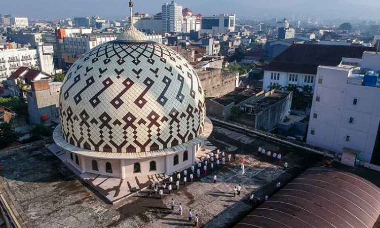 Masjid Raya Bandung Gelar Upacara Bendera di Atas Atap