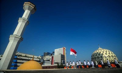 Masjid Raya Bandung Gelar Upacara Bendera di Atas Atap